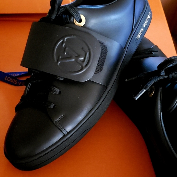Authentic Louis Vuitton circle logo sneakers - Picture 2 of 3